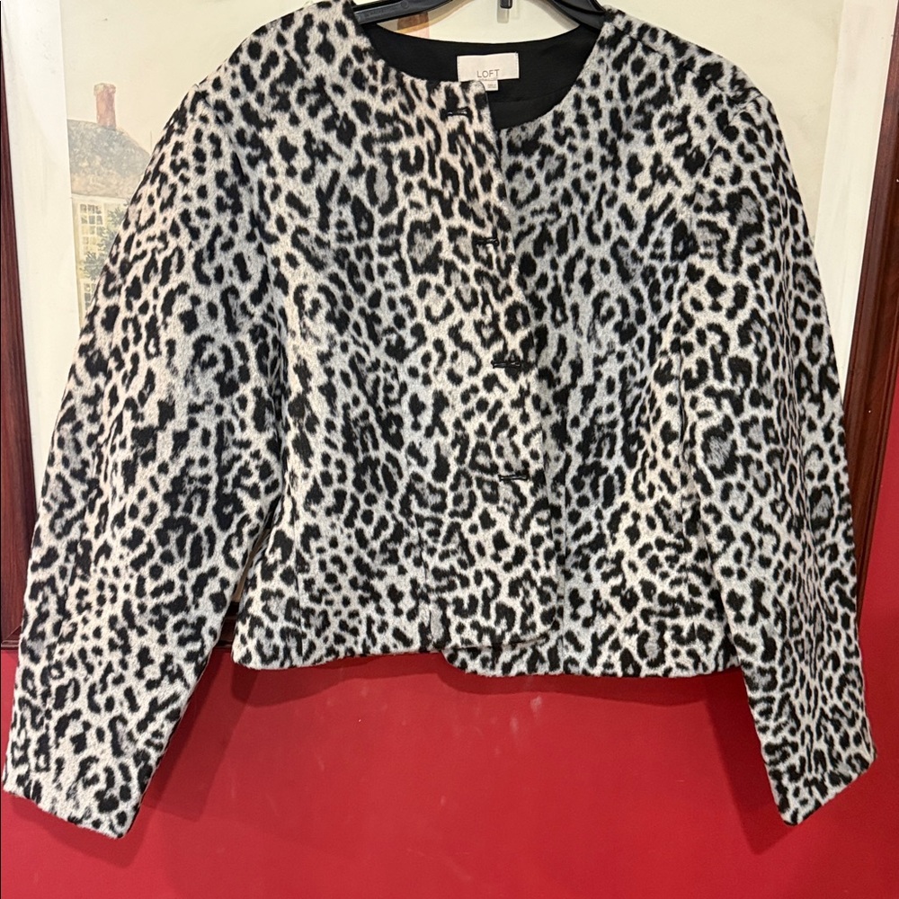LOFT Snow Leopard Black and White Animal Print jacket sz large